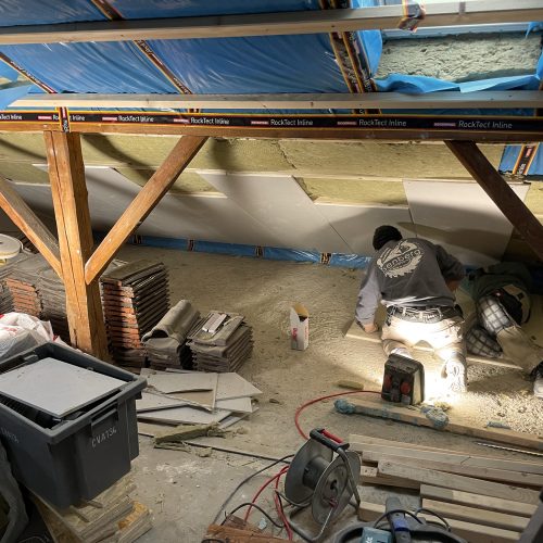 Ferienhaus Kellerwald Bauarbeiter renoviert einen Dachboden mit Baustellenmaterialien und Holzstrukturen Ferienhaus Edersee