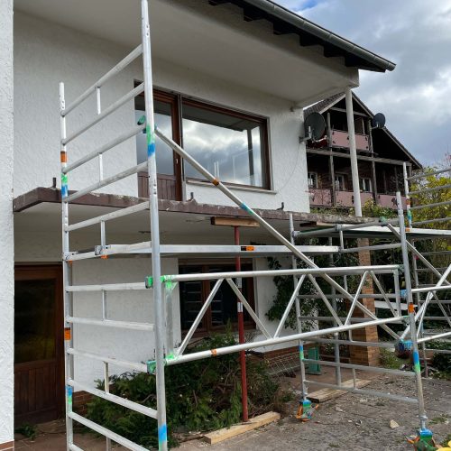 Ferienhaus Kellerwald Gerüst vor einem Wohnhaus für Renovierungsarbeiten Ferienhaus Edersee