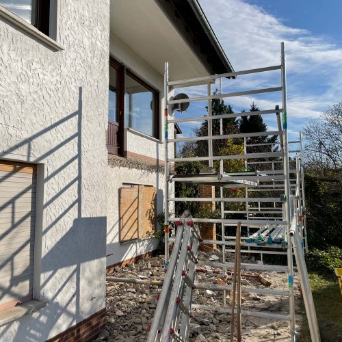 Ferienhaus Kellerwald Gerüst vor einem Haus mit Renovierungsarbeiten und sichtbarem Schutt Ferienhaus Edersee