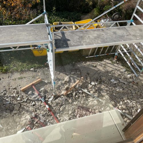 Ferienhaus Kellerwald Baustelle mit Gerüst und Schutt neben einem Fenster Ferienhaus Edersee