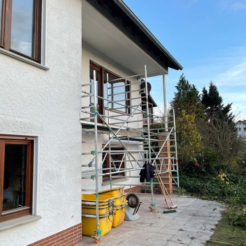 Ferienhaus Kellerwald Renovierungsarbeiten an einem Wohnhaus mit Gerüst und Material Ferienhaus Edersee, Der alte Balkon muss dran glauben