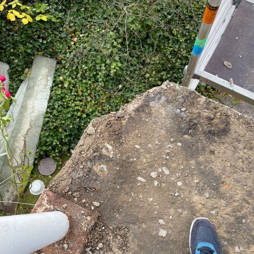 Ferienhaus Kellerwald Blick von einer hohen Plattform auf einen Garten mit dichtem Grün Ferienhaus Edersee, Der alte Balkon muss dran glauben