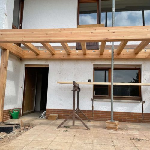 Ferienhaus Kellerwald Bauarbeiten an einem Haus mit Holzüberdachung und Gerüst Ferienhaus Edersee