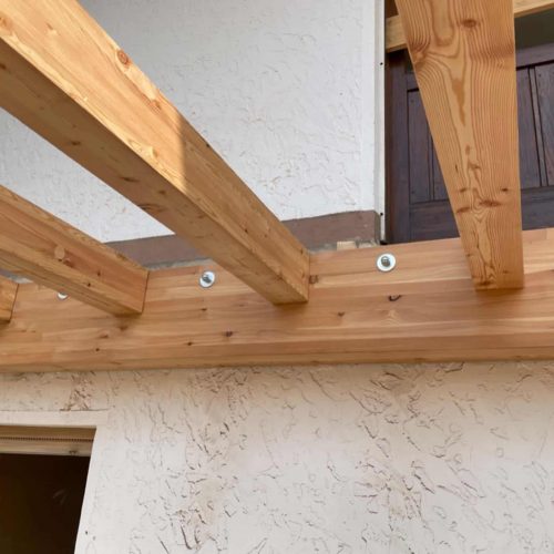 Ferienhaus Kellerwald Holzbau mit Balken und Detailansicht eines verputzten Wandbereichs Ferienhaus Edersee