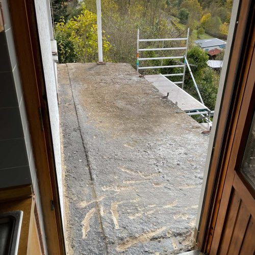 Ferienhaus Kellerwald Balkonboden mit unebener Oberfläche und Ausblick auf die Landschaft Ferienhaus Edersee