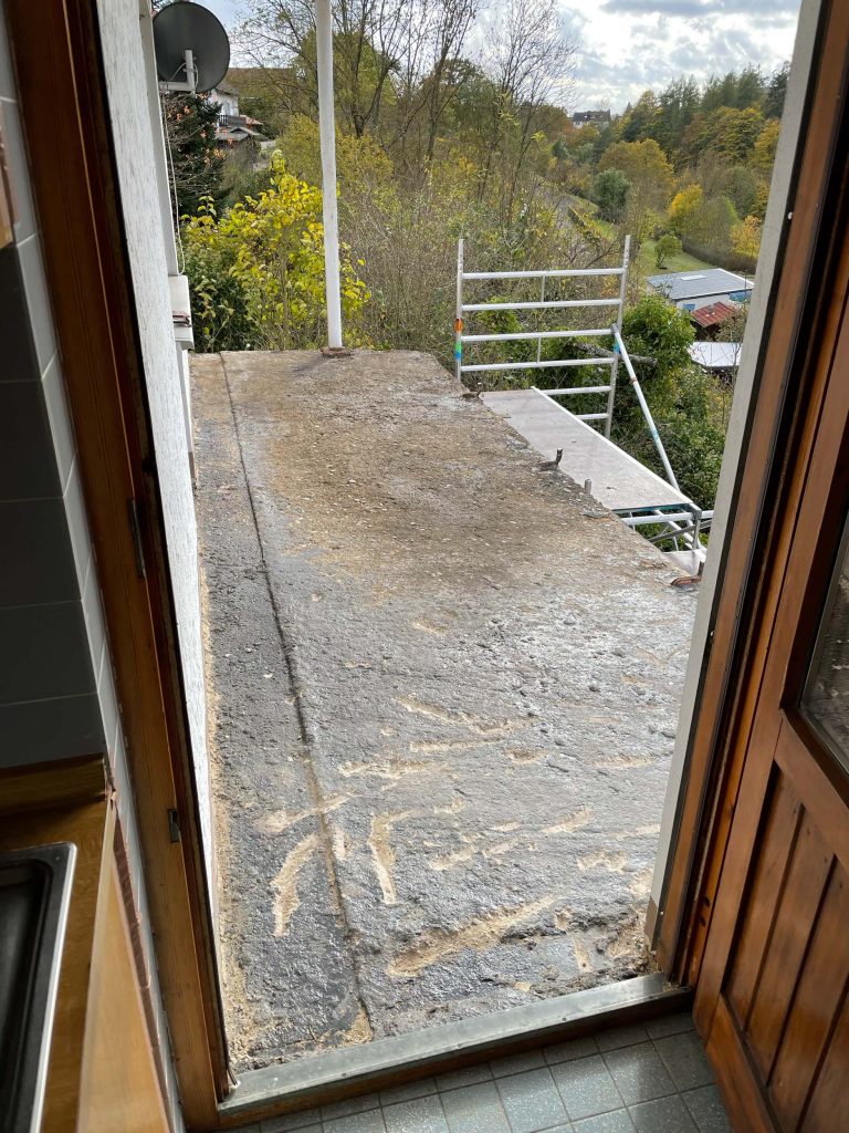 Ferienhaus Kellerwald Balkonboden mit unebener Oberfläche und Ausblick auf die Landschaft Ferienhaus Edersee