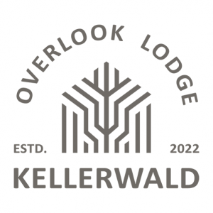 Ferienhaus Kellerwald Logo des Overlook Lodge Kellerwald mit grafischem Baumdesign und Gründungsjahr 2022 Ferienhaus Edersee