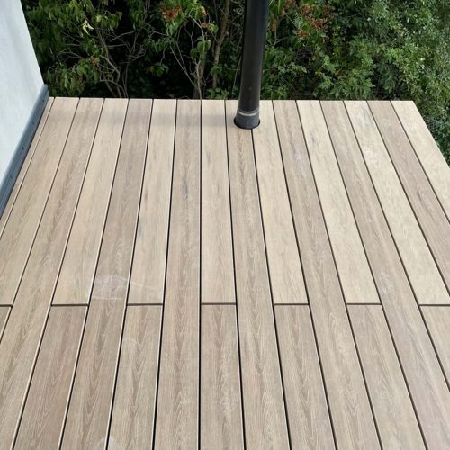 Ferienhaus Kellerwald Holzterrasse mit ebenmäßigen Dielen und einem Pfosten in der Mitte Ferienhaus Edersee