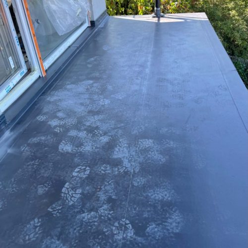 Ferienhaus Kellerwald Trittschritte auf einem grauen Balkonboden mit grüner Umgebung Ferienhaus Edersee