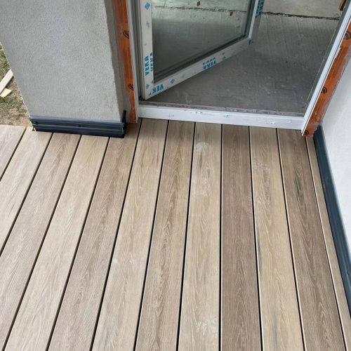 Ferienhaus Kellerwald Holzbodenbelag auf einer Terrasse mit offenem Zugang zur Innenraumtür Ferienhaus Edersee