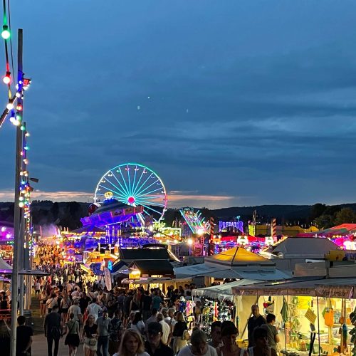 Ferienhaus Kellerwald Bunte Kirmes mit Riesenrad und beleuchteten Ständen bei Dämmerung Ferienhaus Edersee, Das Bad Arolser Kram- und Viehmark