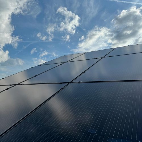 Ferienhaus Kellerwald Nahaufnahme von Solarpanelen unter blauem Himmel mit Wolken Ferienhaus Edersee