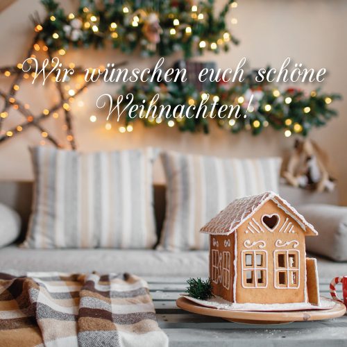 Ferienhaus Kellerwald Weihnachtliche Dekoration mit Lebkuchenhaus und festlichem Ambiente im Wohnzimmer Ferienhaus Edersee, Frohe Weihnachten