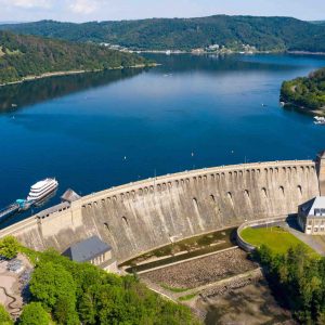 Staumauer und Wasserreservoir inmitten grüner Hügellandschaft in Deutschland , Ferienhaus Edersee, Ferienhaus Kellerwald
