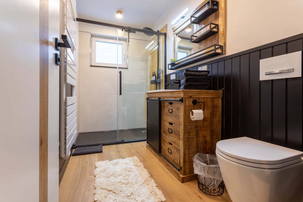 Vakantiehuis Kellerwald Moderne badkamer met houten planken, elegante douche en stijlvolle wastafel vakantiehuis Edersee