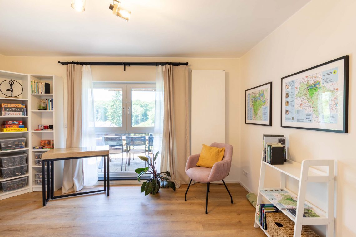 Ferienhaus Kellerwald Helles Arbeitszimmer mit Schreibtisch, Pflanzen und Weltkarten an der Wand Ferienhaus Edersee