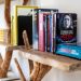 Ferienhaus Kellerwald Regal mit Büchern, darunter Werke von Stephen King und moderne Holzregalgestaltung Ferienhaus Edersee