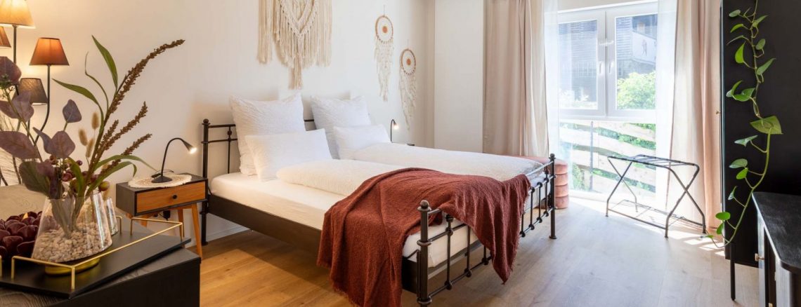 Modernes Schlafzimmer mit Doppelbett und großem Fenster , Ferienhaus Edersee, Ferienhaus Kellerwald