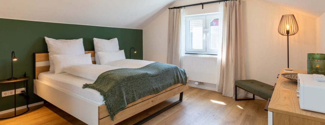Modernes Schlafzimmer mit Doppelbett und grüner Akzentwand , Ferienhaus Edersee, Ferienhaus Kellerwald