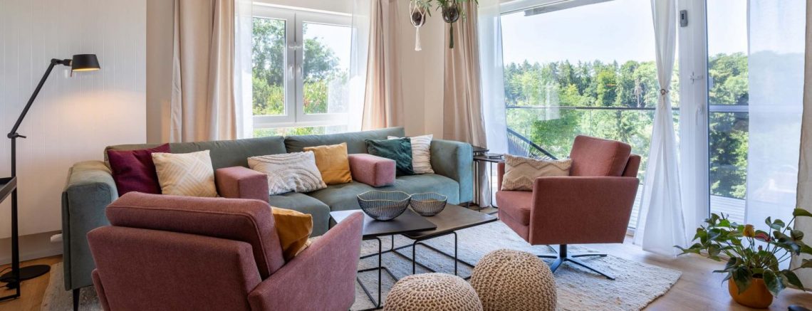 Modernes Wohnzimmer mit großen Fenstern und Balkonblick , Ferienhaus Edersee, Ferienhaus Kellerwald