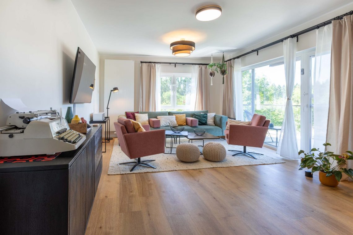 Ferienhaus Kellerwald Helles Wohnzimmer mit modernen Möbeln, großen Fenstern und Pflanzen für einladende Atmosphäre Ferienhaus Edersee