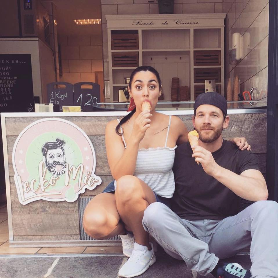 Ein junges Paar isst Eis in einem Eiscafé , Ferienhaus Edersee, Ferienhaus Kellerwald