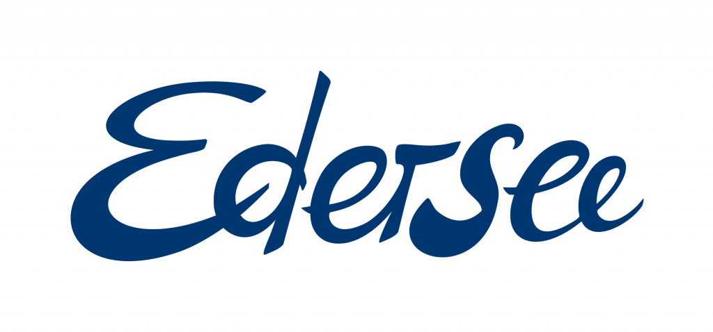 Ferienhaus Kellerwald Logo von Edersee in blauer Schriftart auf weißem Hintergrund Ferienhaus Edersee