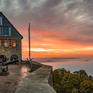 Ferienhaus Kellerwald Historisches Gebäude mit Aussicht auf den Sonnenuntergang über bewaldete Hügel Ferienhaus Edersee, Partnerschaft mit edersee.com, Urlaub am Edersee