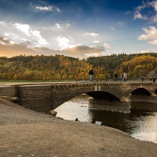Herfstmagie aan de Edersee. Afbeelding van Heinrich Kowalski.