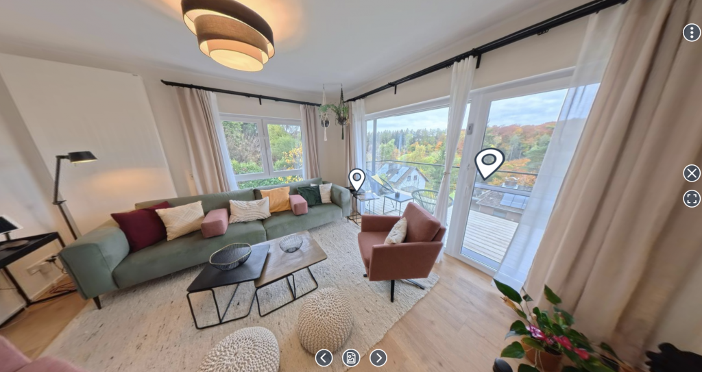 Heller, moderner Wohnraum mit großen Fenstern, Sofas und Balkonblick in der de_DE Sprache , Ferienhaus Edersee, Ferienhaus Kellerwald