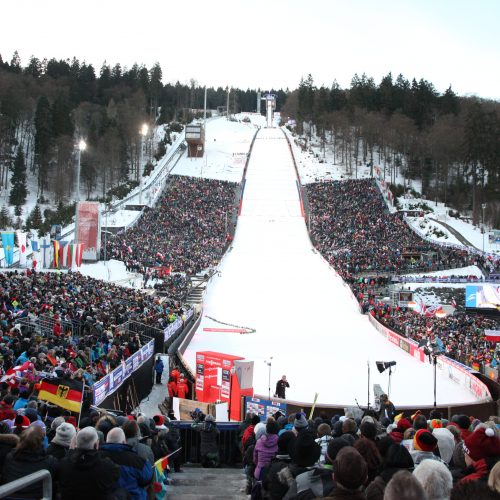 Großes Skirennen mit vielen Zuschauern in einer verschneiten Berglandschaft , Ferienhaus Edersee, Ferienhaus Kellerwald