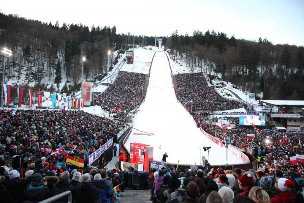 Großes Skirennen mit vielen Zuschauern in einer verschneiten Berglandschaft , Ferienhaus Edersee, Ferienhaus Kellerwald