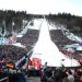 Grote skiwedstrijd met veel toeschouwers in een besneeuwd berglandschap, vakantiehuis Edersee, vakantiehuis Kellerwald