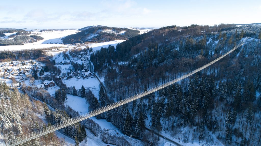 Brücke über eine schneebedeckte Schneelandschaft in einer bergigen Region , Ferienhaus Edersee, Ferienhaus, Kellerwaldskywalk-willingen