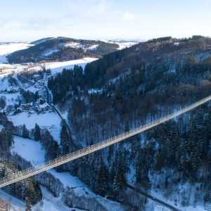 Brücke über eine schneebedeckte Schneelandschaft in einer bergigen Region , Ferienhaus Edersee, Ferienhaus, Kellerwaldskywalk-willingen