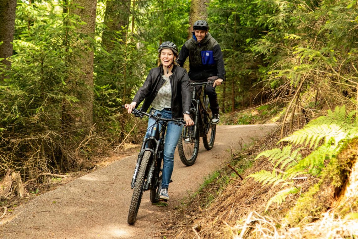 Paar beim Fahrradfahren auf einem Waldweg im Grünen in Deutschland , Ferienhaus Edersee, Ferienhaus Kellerwald