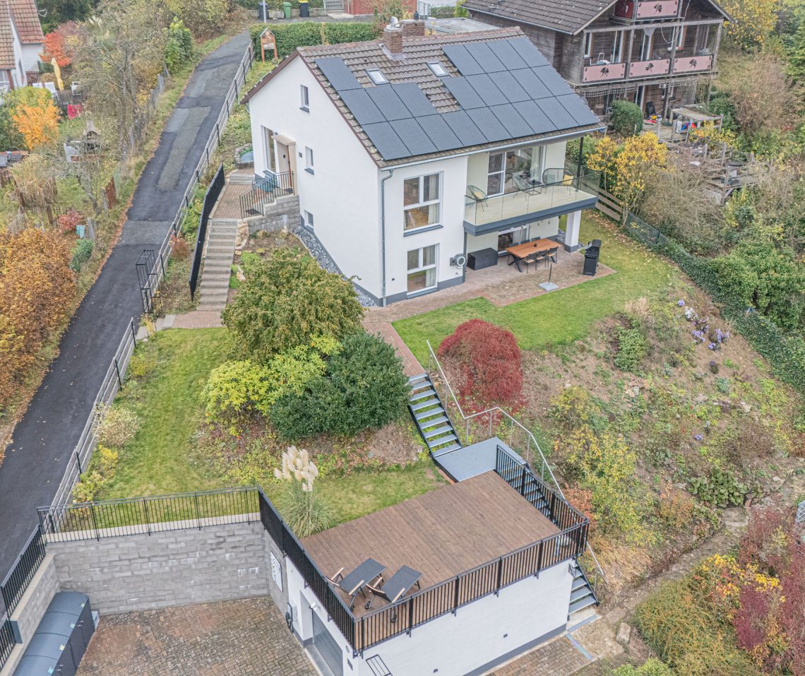 Moderner Mehrfamilienhaushof mit Garten und Terrasse in einer grünen Umgebung , Ferienhaus Edersee, Ferienhaus Kellerwald