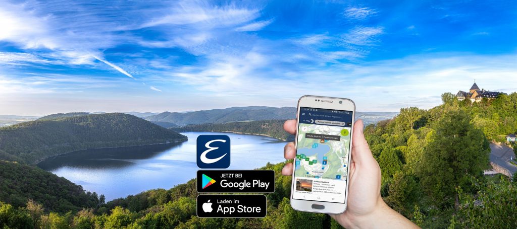 Hand hält Smartphone mit Naturaufnahme an einem Seen mit Bergen im Hintergrund , Ferienhaus Edersee, Ferienhaus Kellerwald