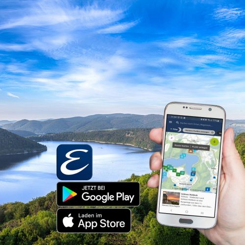 Hand hält Smartphone mit Naturaufnahme an einem Seen mit Bergen im Hintergrund , Ferienhaus Edersee, Ferienhaus Kellerwald