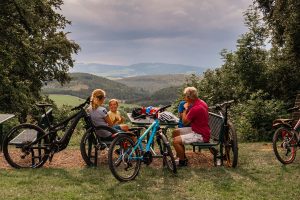 Eine Gruppe von Fahrradfahrern macht eine Pause in der Natur mit Blick auf Berge und grüne Landschaft , Ferienhaus Edersee, Ferienhaus Kellerwald