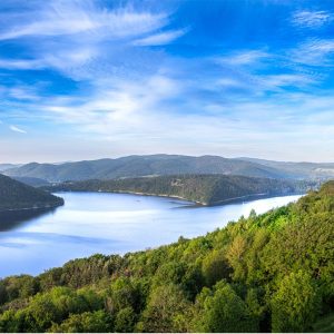 Malerische Landschaft mit See und Hügeln bei klarem Himmel , Ferienhaus Edersee, Erleben Sie den Edersee