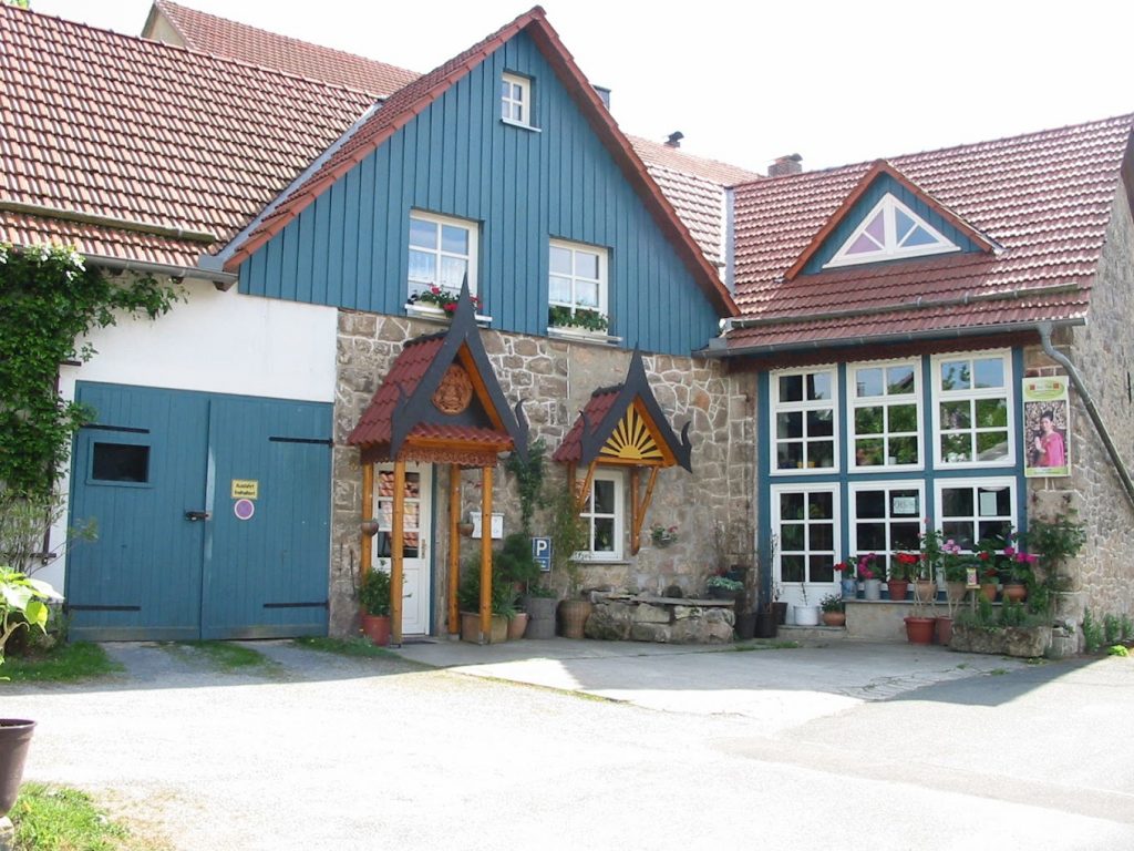 Traditioneel Duits vakwerkhuis met tuin en bloemen, vakantiehuis Edersee, vakantiehuis Kellerwald