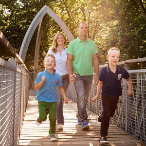 Familie spaziert auf einer Brücke im Sonnenschein , Ferienhaus Edersee, Ferienhaus Kellerwald