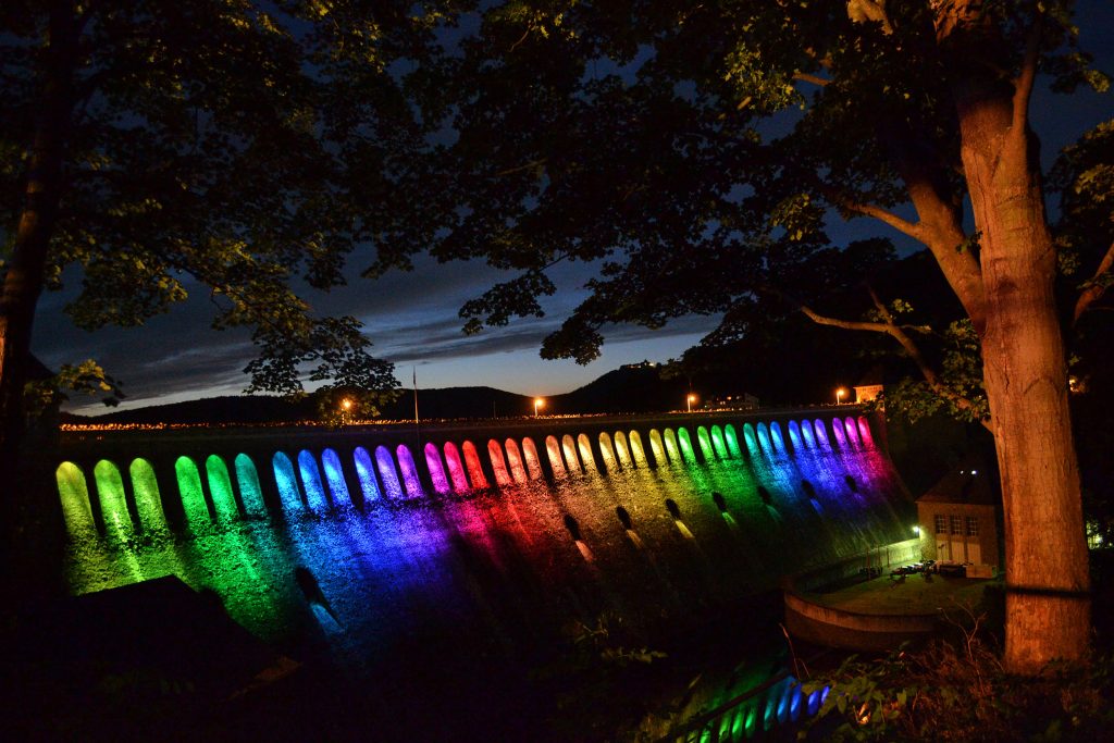 Nachtelijk verlichte stuwdam met kleurrijke lichten in de natuur, vakantiehuis Edersee, vakantiehuis Kellerwald