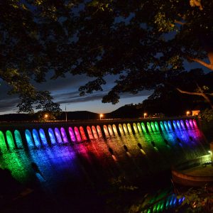 Nachts beleuchtete Talsperre mit bunten Lichtern in der Natur , Ferienhaus Edersee, Ferienhaus Kellerwald