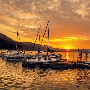 Boote auf einem See bei Sonnenuntergang, ruhige Landschaft , Ferienhaus Edersee, Urlaub am Edersee