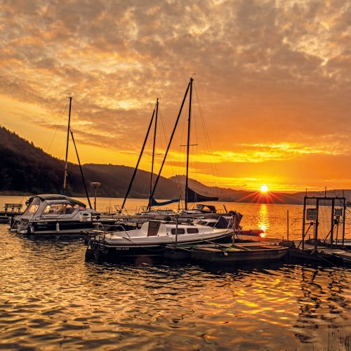Boten op een meer bij zonsondergang, rustig landschap, vakantiehuis Edersee, vakantie aan de Edersee