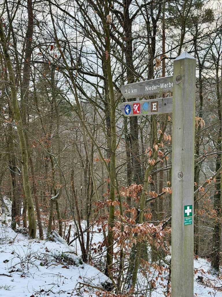 Wegweiser im schneebedeckten Wald nahe Nieder-Werbe , Ferienhaus Edersee, Ferienhaus Kellerwald