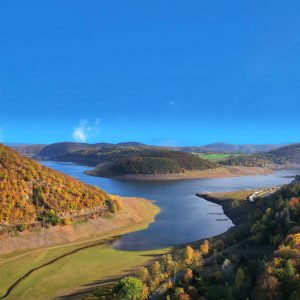 Landschaft mit See und bewaldeten Hügeln im Herbst , Ferienhaus Edersee, Ferienhaus Kellerwald