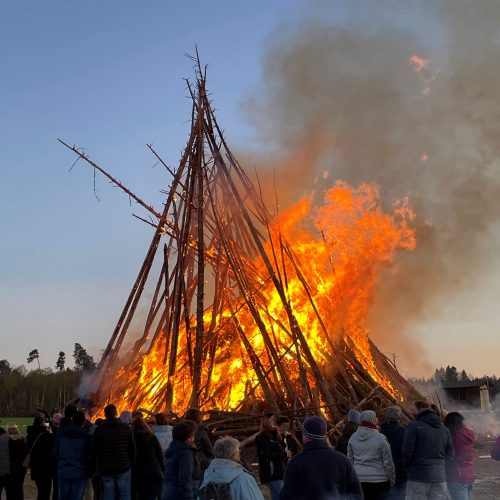 Large bonfire with crowd at sunset, vacation home Edersee, vacation home Kellerwald